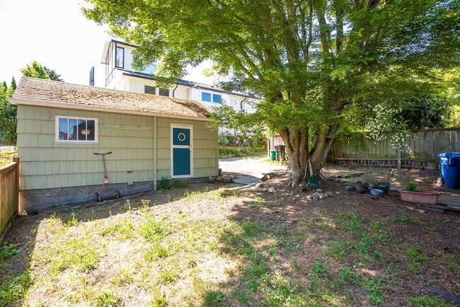 Building Photo - Old World Charm with Views of Lake Union!