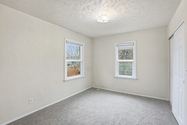 Building Photo - 611 S Ferrall St