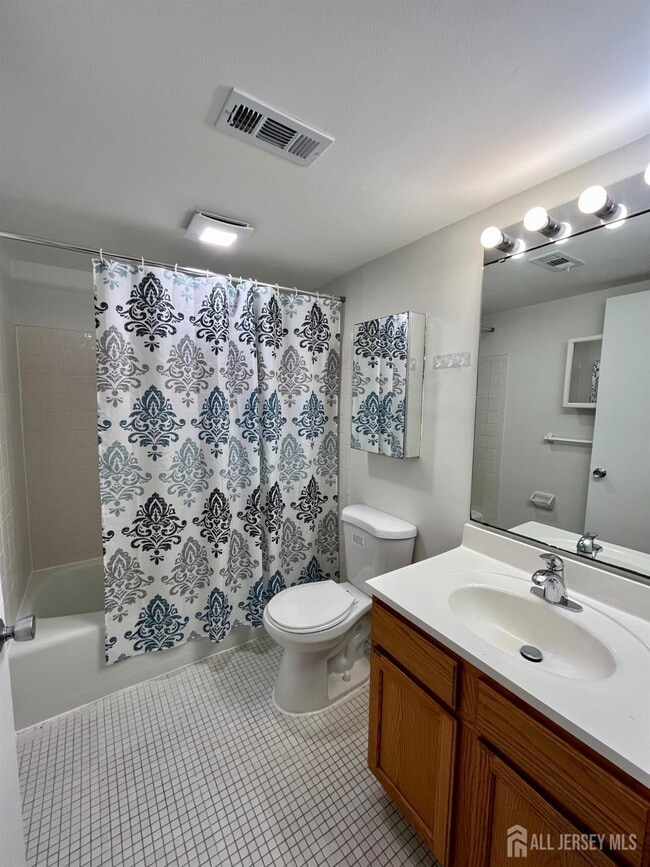 Building Photo - 2217 Sayre Dr