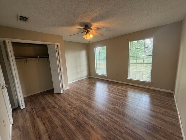 Building Photo - 1110-1112 Willow Creek Dr