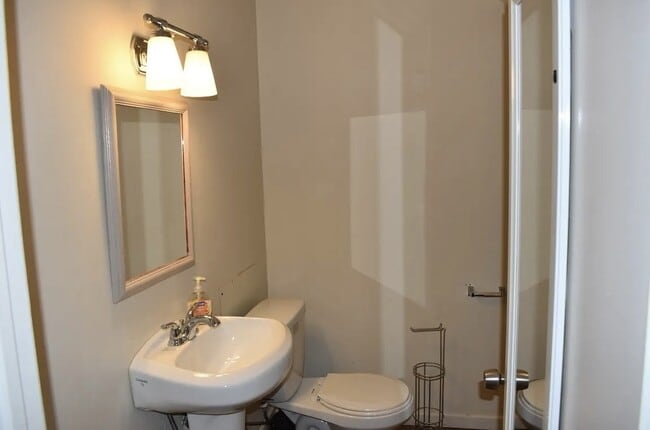 Building Photo - 138 Court St