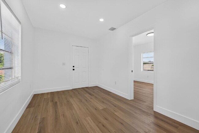 Building Photo - Little Havana 2BR | Assigned Parking | Water Included