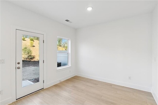 Building Photo - 183 Redbud Rd