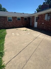 Building Photo - 3 Bedroom 2 Bath Home