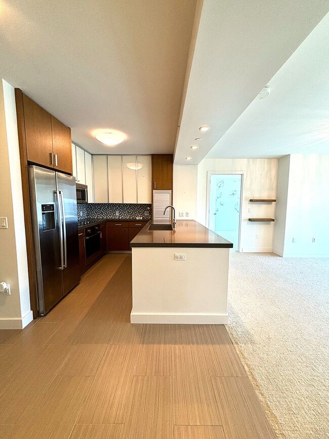 Building Photo - Luxurious 2 Bedroom, 2 Bath Condo with Stu...