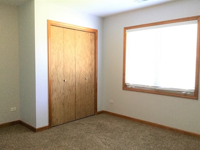 Building Photo - 262 Lakeview Ct