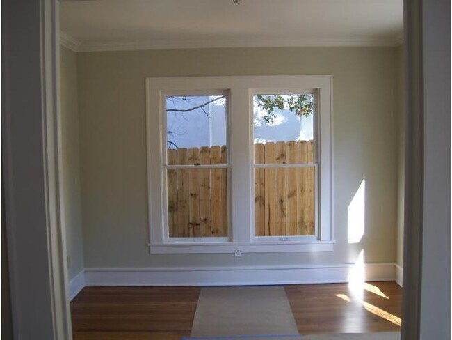 Building Photo - Large 4 Bedroom house with parking in Nort...