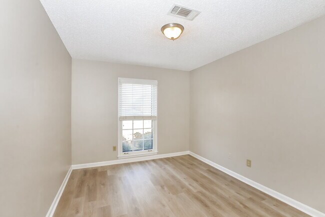 Building Photo - 951 Cully Rd