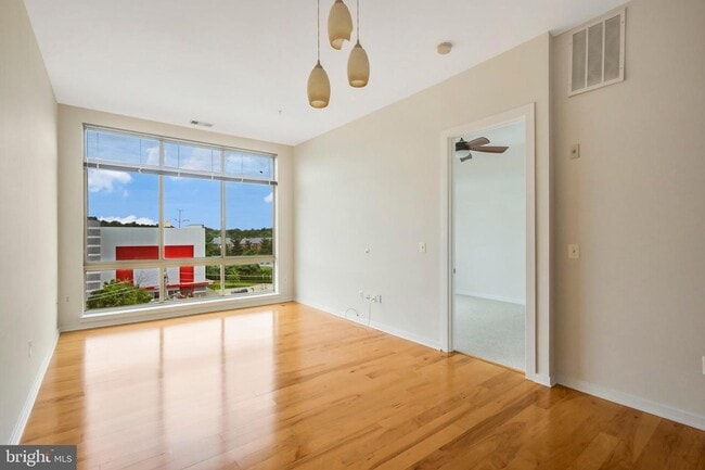 Building Photo - Welcome home to one of Arlington's most sought after neighborhoods.