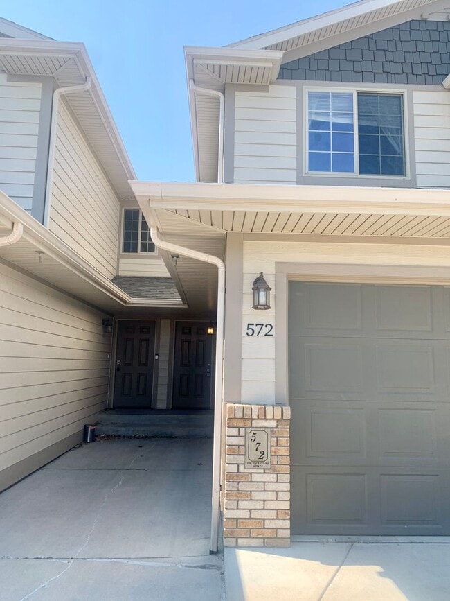 Building Photo - 2 Bedroom 1.5 Bathroom located in the Heights!