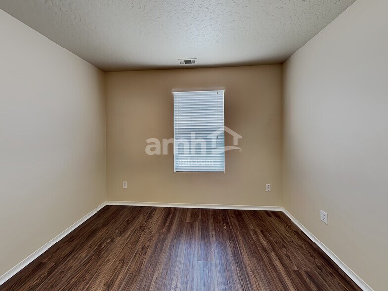 Building Photo - 363 E Ivy Glade St