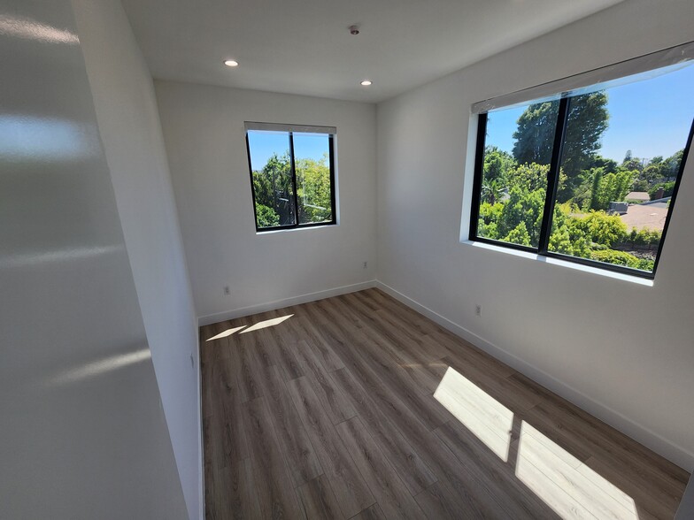 Building Photo - 6061 Fulton Ave