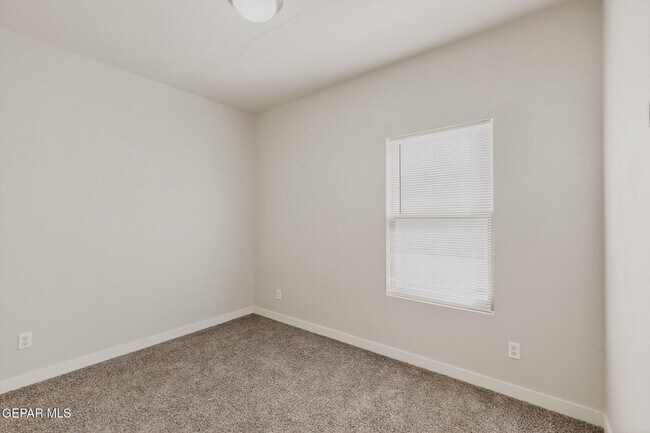 Building Photo - 320 S Manzanita Dr