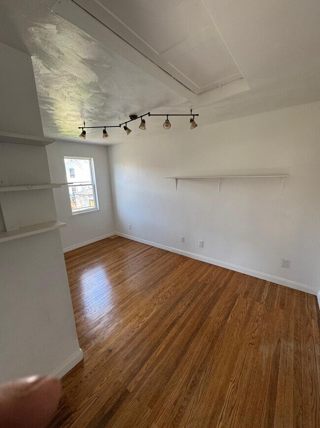 Building Photo - 807 Hazlett Ave