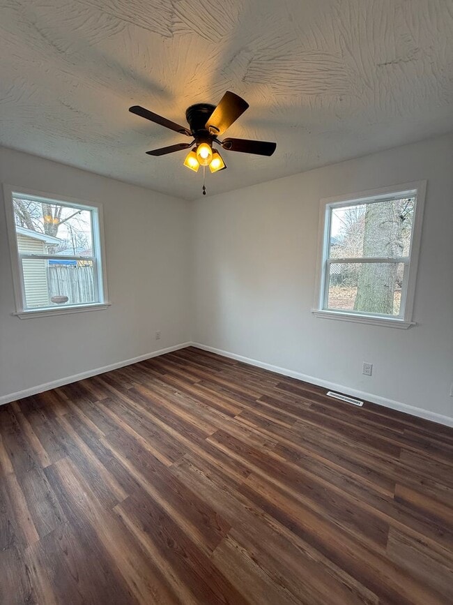 Building Photo - 4 Bedroom 2 Bathroom House Available NOW!