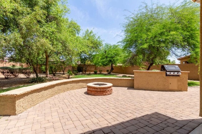 Building Photo - 15204 W Westview Dr