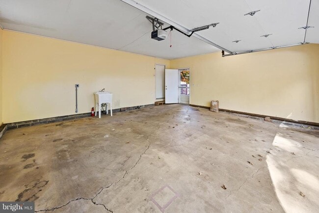 Building Photo - 24 Maple Ave