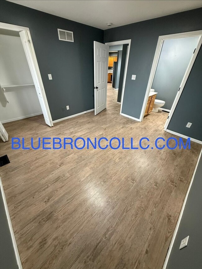 Building Photo - 101 SE Summit Ave