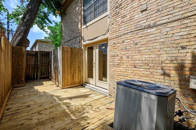 Building Photo - 1311 Antoine Dr