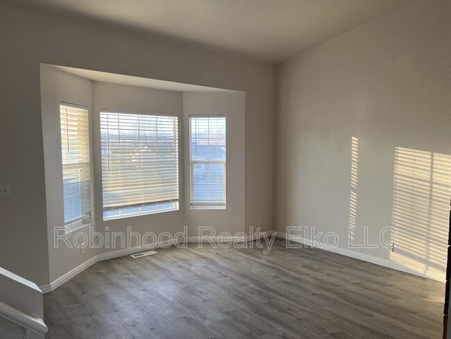 Building Photo - 1515 Glenmoor Dr