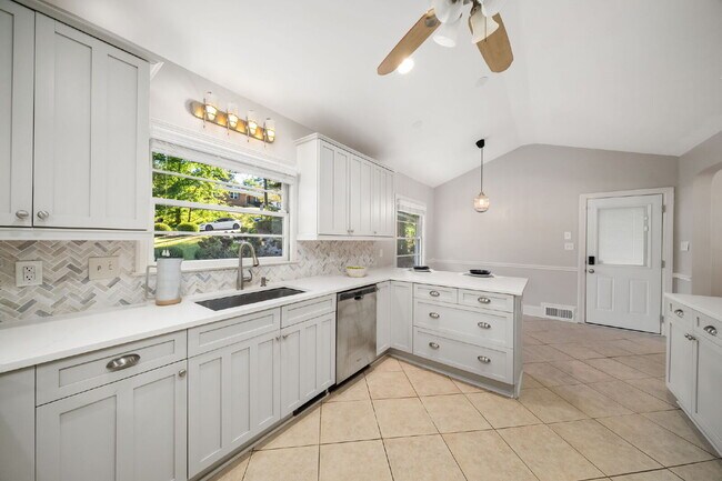 Building Photo - Move in before December 31st and get $100 OFF your rent for the first 3 months — PLUS a $250 Amaz...