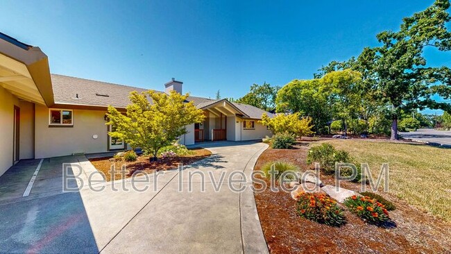 Building Photo - 475 Country Club Dr