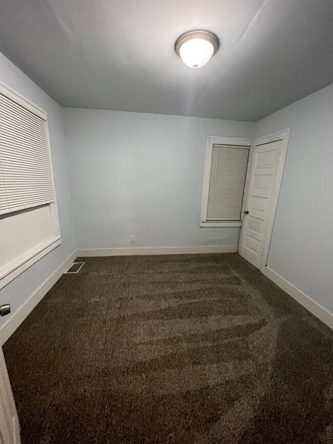 Building Photo - Welcome to this charming 3-bedroom, 1-bath...