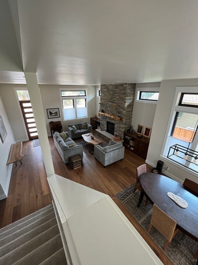 Building Photo - Charming Modern Home in the Heart of Bend