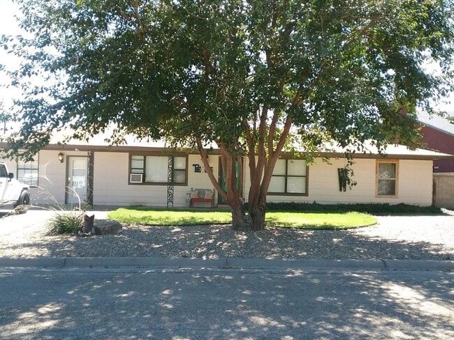 Primary Photo - 1104 Leo Dr