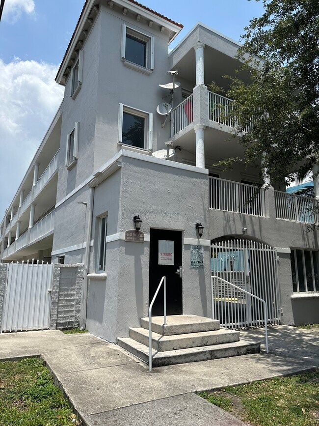 Building Photo - 1453 SW 3rd St