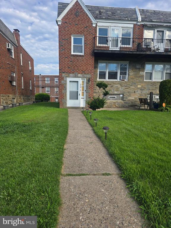 Building Photo - 934 Durard St