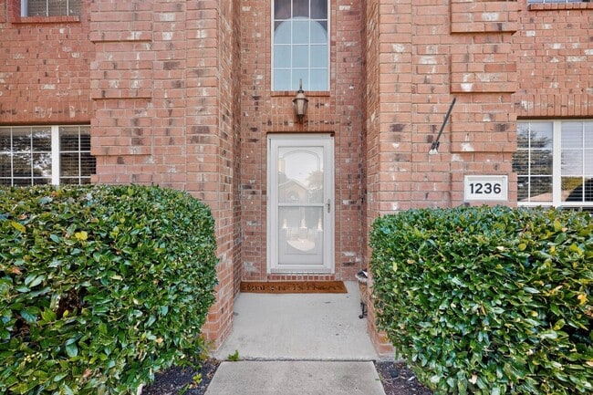 Building Photo - Spacious 4-Bedroom Home with Bonus Room and Large Backyard in Caruth Lake
