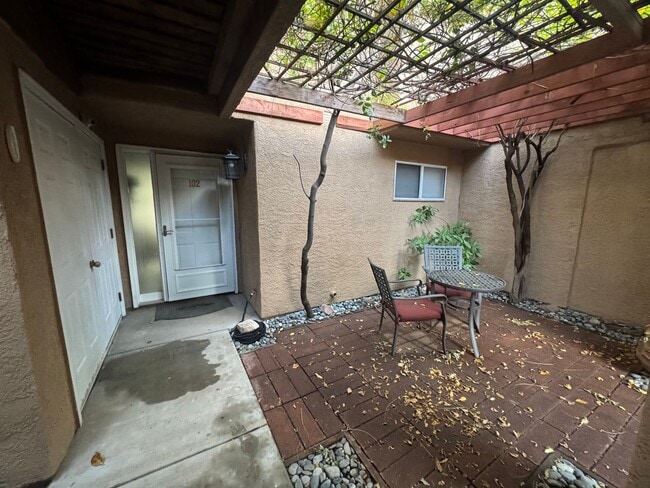 Building Photo - Beautiful Furnished 2 Bedroom Home on Golf Course!!