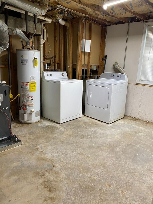 Building Photo - Spacious 3-bedroom, 1.5-bath end-unit townhome located in Edgewood