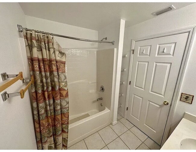 Building Photo - 3BR/2BA single-family home in gated community