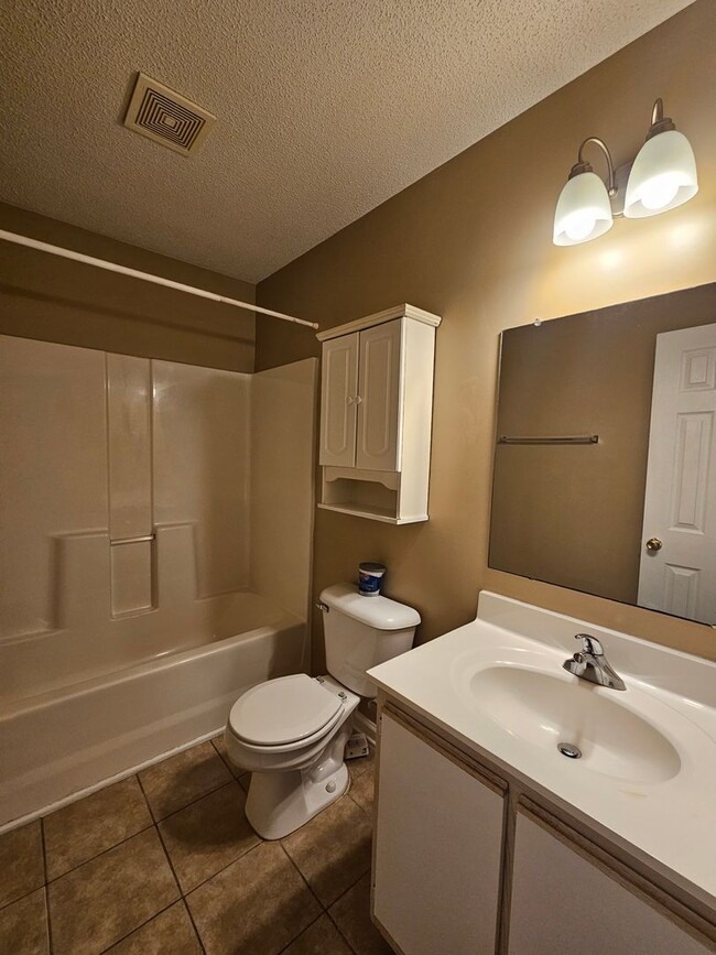 Building Photo - Well maintained Townhome w/ Large Yard