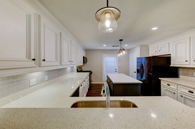 Building Photo - 402 Live Oak Ln