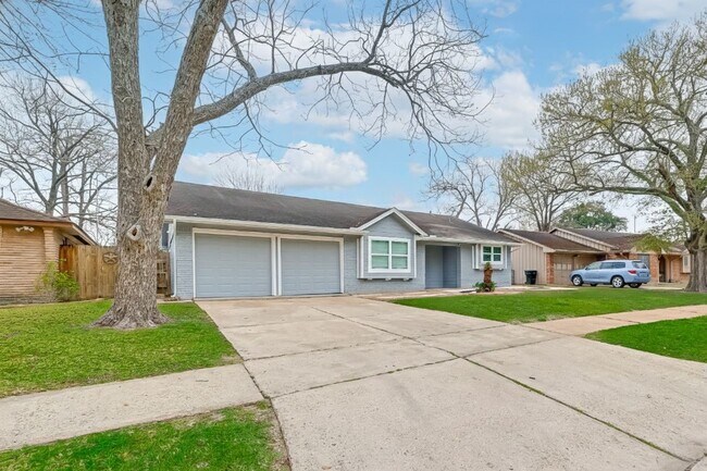 Building Photo - 5330 Hialeah Dr