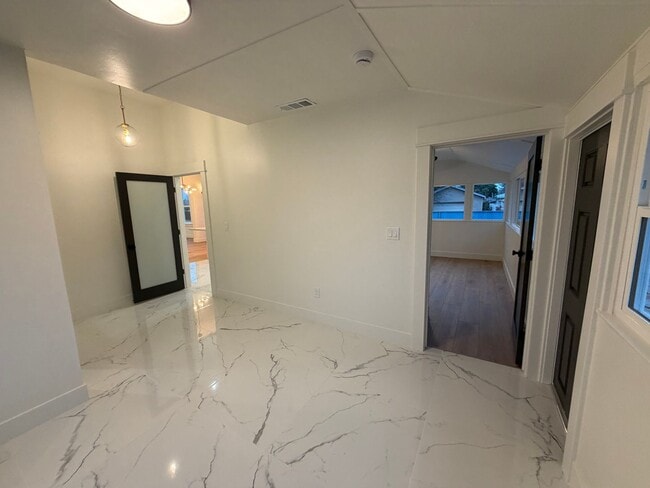 Building Photo - Home in the Heart of Old Town Clovis