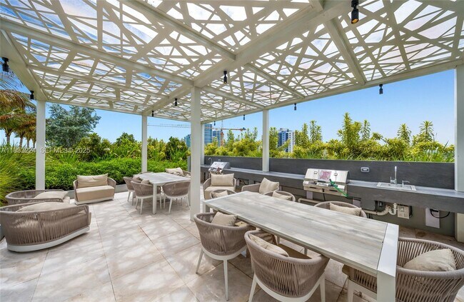 Building Photo - 580 72nd St