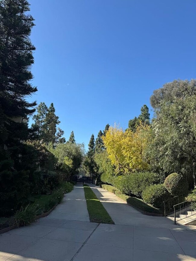 Building Photo - Renovated 2 Bedroom/ 1 Bathroom Condo Available in Culver City $2,600! *MOVE-IN SPECIAL*