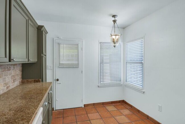 Building Photo - Charming home located in a highly convenient central Phoenix area