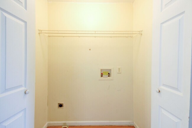 Building Photo - Close to Post!