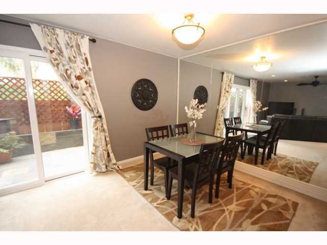 Building Photo - Upgraded End-Unit Townhome