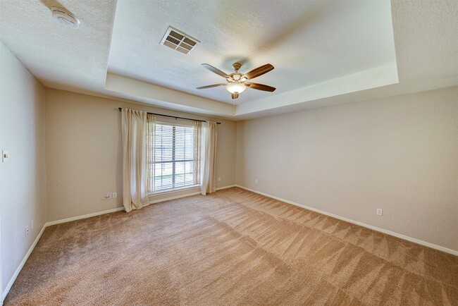 Building Photo - 402 Live Oak Ln