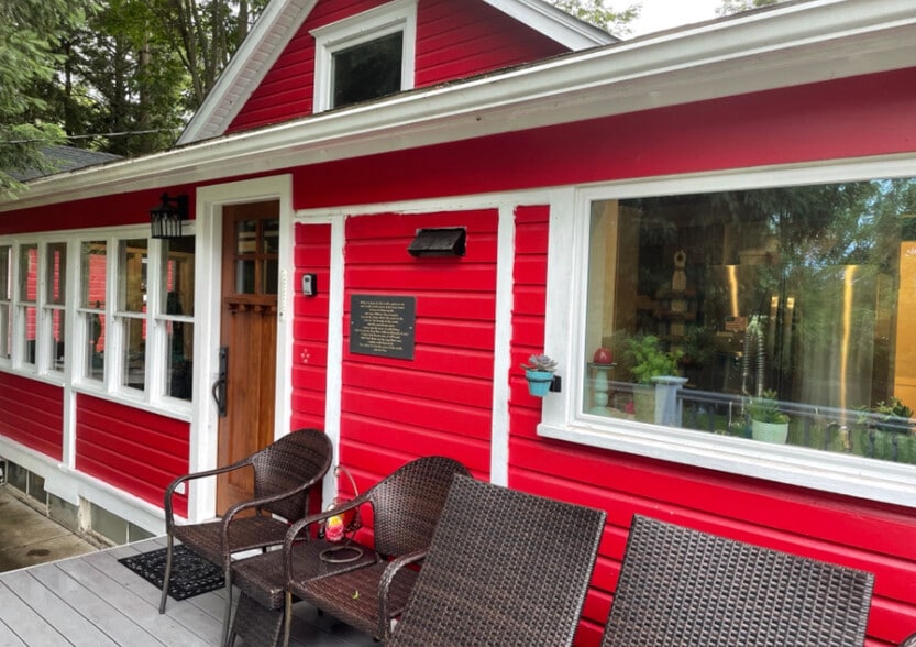 Back deck overlooking Creek - 20986 US-6
