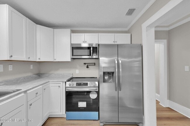 Building Photo - Charming 2-Bed, 1-Bath House