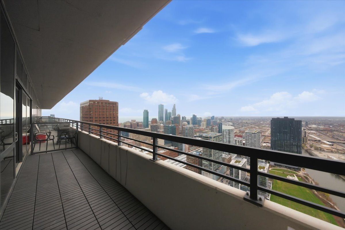 Building Photo - 235 W Van Buren St