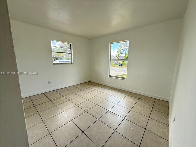 Building Photo - 1703 Palm Dr