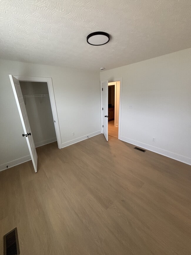 Building Photo - 921 Alberta Dr